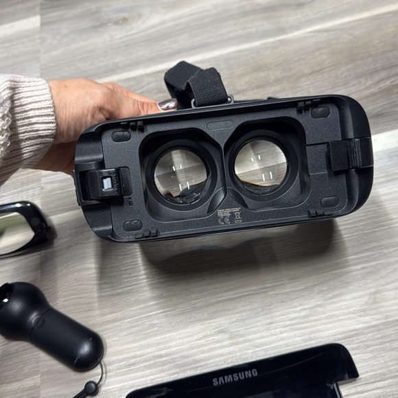🏴 Samsung Black Smartphone VR Headset with Controller - Picture 5 of 6
